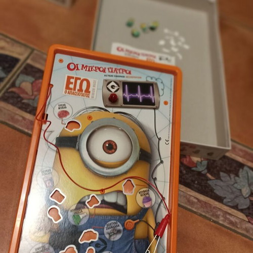 Minions The Little Doctors board game used, complete with 4 miniature figures