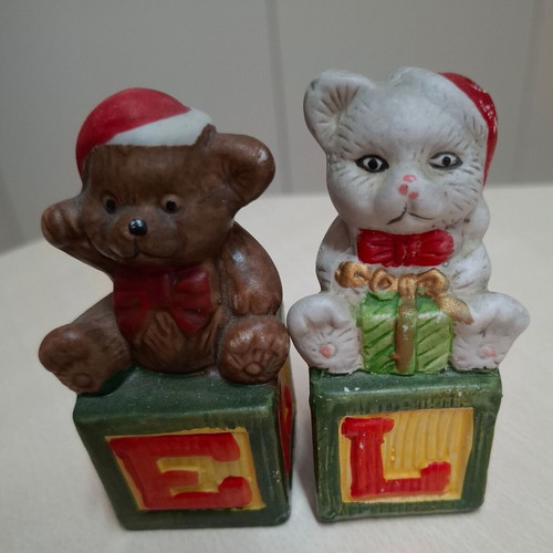 Christmas salt and pepper set vintage like new with bears and NOEL blocks