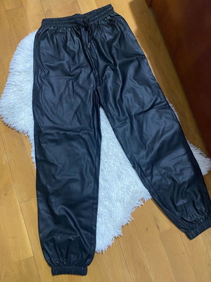 Leatherette παντελόνι σαν καινούργιο, μέγεθος M, μαύρο