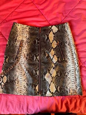 I am Gia skirt new, size XS, snake print with chain, mini
