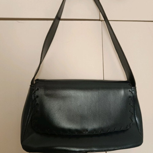 Leather shoulder bag like new, black with short strap