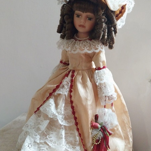 Victorian Porcelain Doll Collector's Edition like new