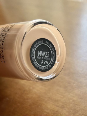 Mac Foundation NW22 Matte Medium Tone New