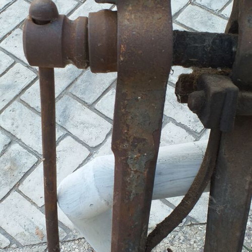 Μέγγενη πάγκου παλιά μεταχειρισμένη, σταθερή, συλλεκτική