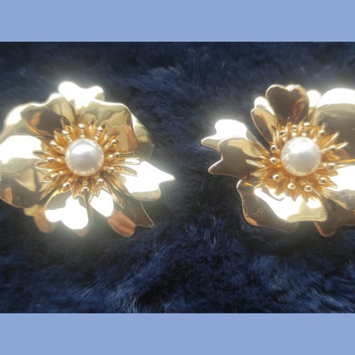 Flower stud earrings new, gold color with pearl