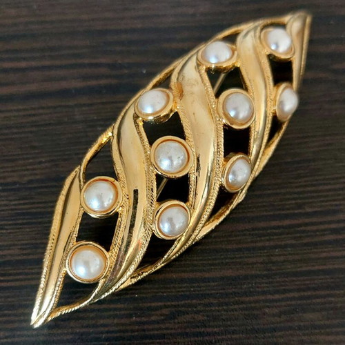Vintage Faux bijoux brooch used, gold color with white pearls