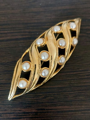Vintage Faux bijoux brooch used, gold color with white pearls