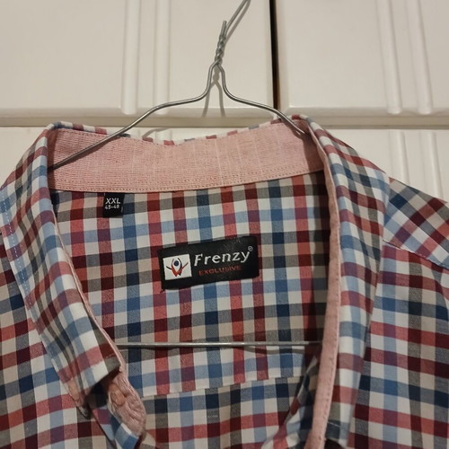 Frenzy XXL shirt like new, fits L, multicolor