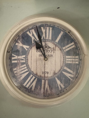 Ρολόι τοίχου vintage με εκρού πλαίσιο και γαλάζιο φόντο, σαν καινούργιο