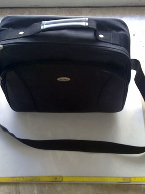 Black laptop bag with shoulder strap and 2 zippers