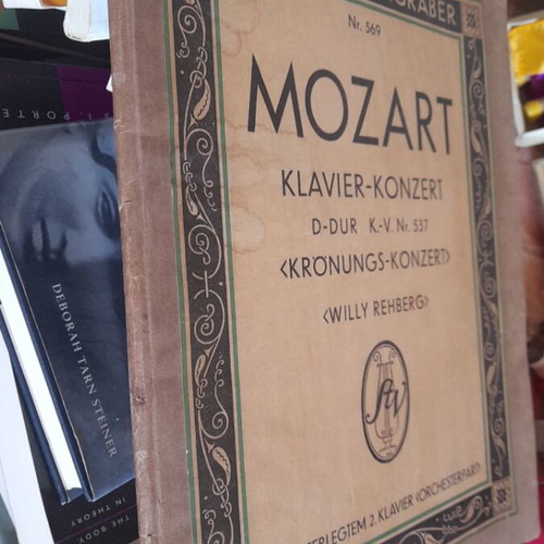 Mozart Klavier-Konzert C-Dur sheet music used, careful with pages