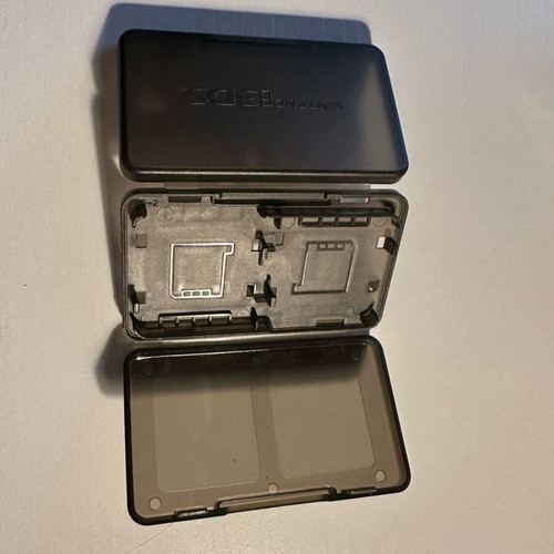Nintendo 3DS case used, four slots