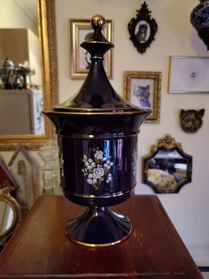 Porcelain decoration in excellent condition