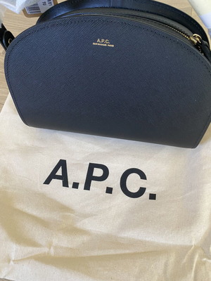 A.P.C. Demi-Lune μεσαία τσάντα χιαστί από μαύρο δέρμα Saffiano