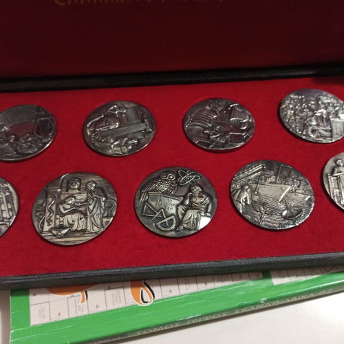 Greek Culture Collection Case with 9 Medals new
