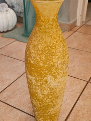 Floor vase like new in shades of yellow