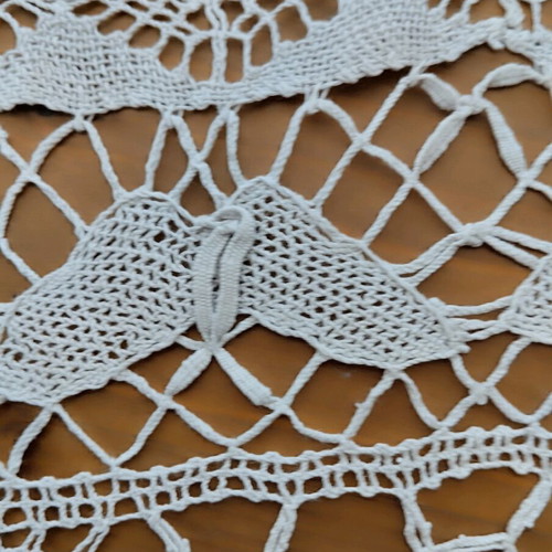 Vintage table runner with bobbin lace in light gray, like new, 80x33 cm
