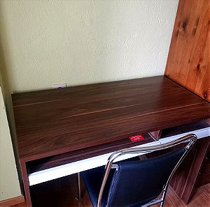 Ξύλινο γραφείο υπολογιστή και καρέκλα