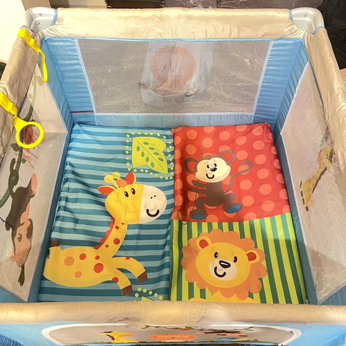 Lionelli Playpen like new with extra Hauck mattress