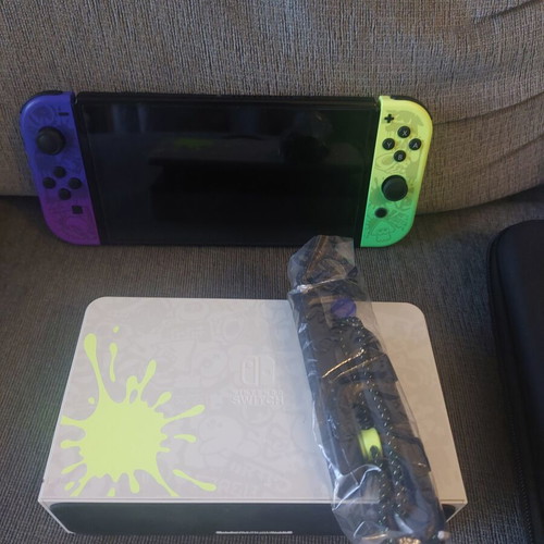 Nintendo Switch OLED Splatoon Edition like new with screen protector