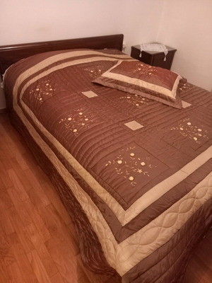 Double quilt 240x220 like new with 2 pillowcases brown-beige