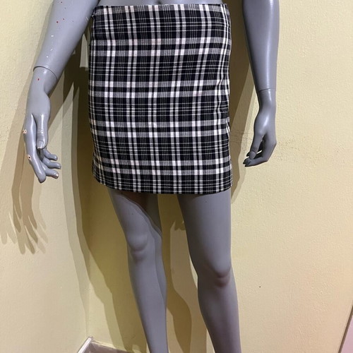 On off mini skirt like new, size M (fits S), black and white
