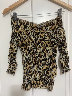 Leopard blouse like new with wasp nest pattern