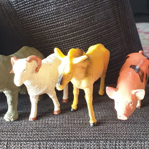 Plastic animals used, pack of 5 pieces