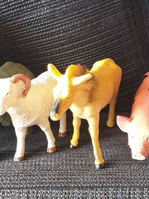 Plastic animals used, pack of 5 pieces