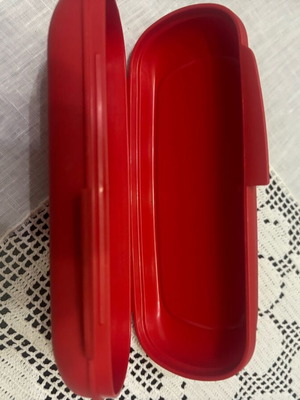 Tupperware glasses case like new, red