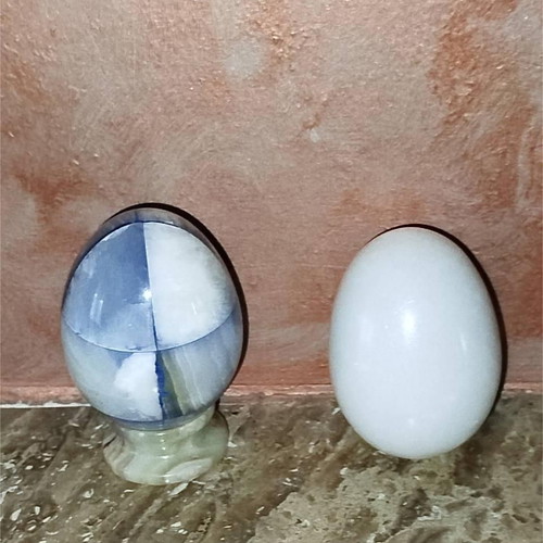 Marble decorative eggs like new, set of 3 with alabaster base