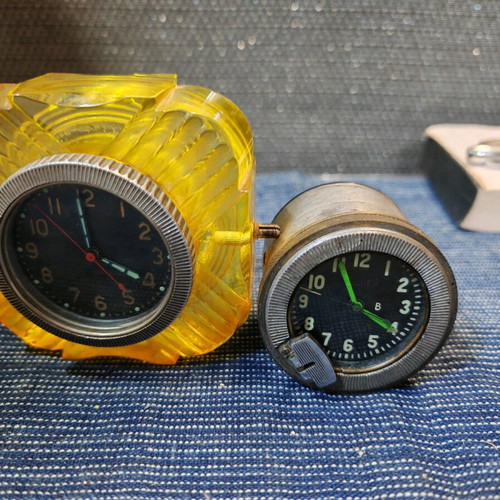 Tank clocks like new, set of 2