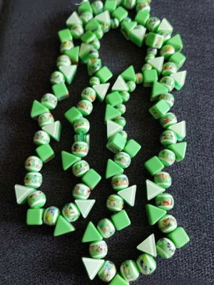 Πράσινο κολιέ με γεωμετρικές χάντρες σαν καινούργιο