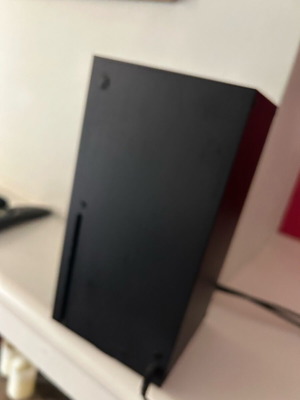 Xbox Series X 1TB με 2 χειριστήρια, σε άριστη κατάσταση, με καλώδια και θήκες