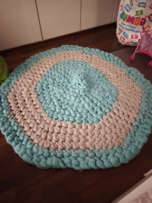 Merino Wool Rug handmade, 2 meters diameter, used