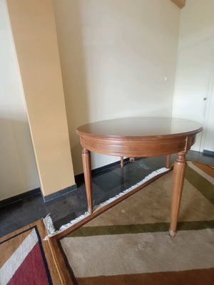 Oval decade table with carved legs like new