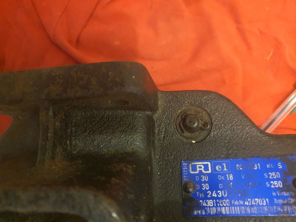 リクエスト Universal automatic tow hitch 4 holes new - € 50,00 - Vendora.cy