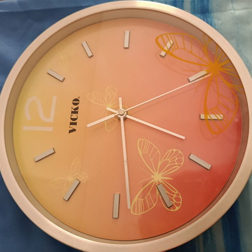 Vicko wall clock analog, like new, battery powered