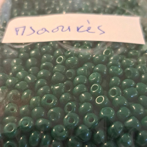 Plastic beads green 147g like new
