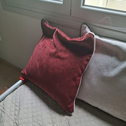 Decorative pillows like new, set of 4 in gray and burgundy