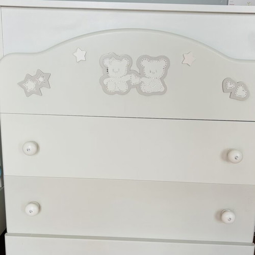 Children's dresser with 4 drawers