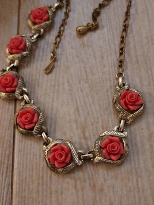 Necklace and earrings set with roses like new