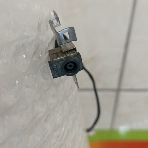 Samsung NP300E5A NP300E5C DC power jack charging port with bracket