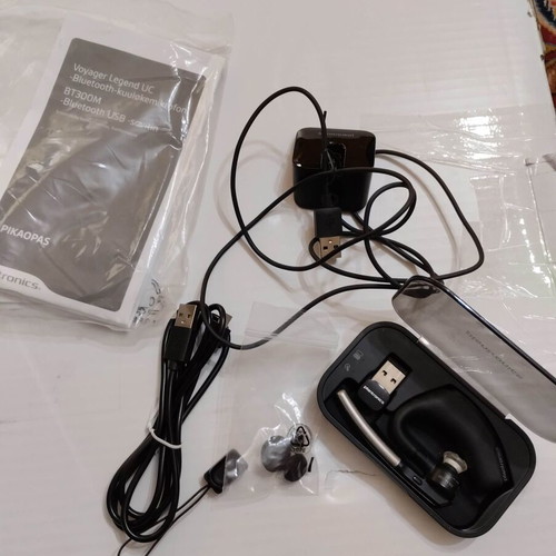 Plantronics Voyager Legend UC headset like new with charging case and accessories