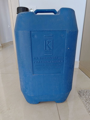 Karadis plastics blue plastic jerrycans like new, 2 pieces 20lt