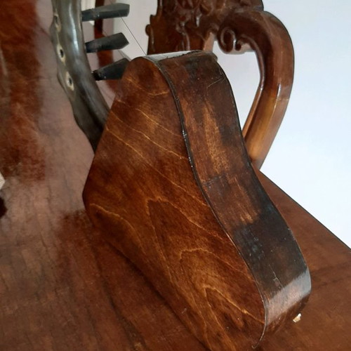African string instrument used, made of animal horn and wood