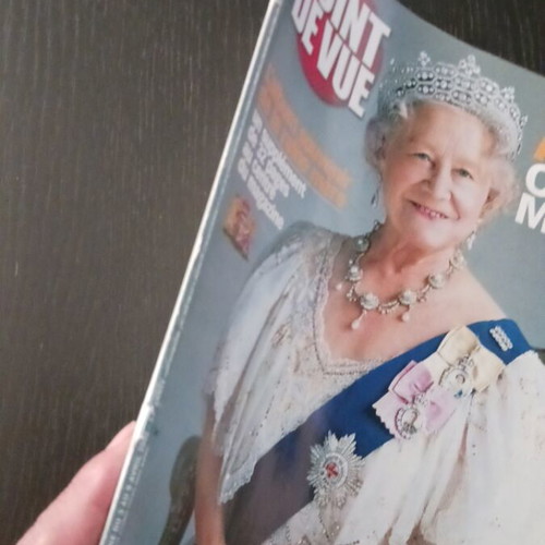 Royal Magazine Point de Vue April 2002 Adieu Queen Mumm