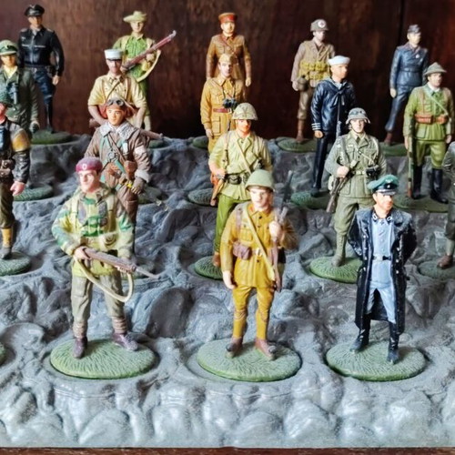 World War II Soldier Miniatures Collection like new, 37 pieces with stands and guide