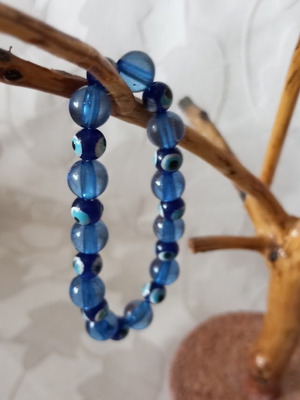 Handmade bracelet with blue glass beads and nazar design