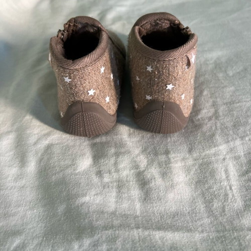 LaRedoute baby slippers like new, brown/beige with white stars, size 19